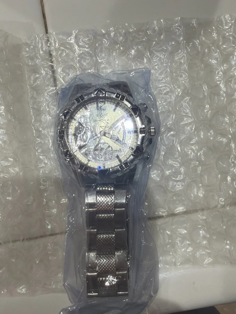 Silver Men's Quartz Bracelet Watch - Sleek Metal Design